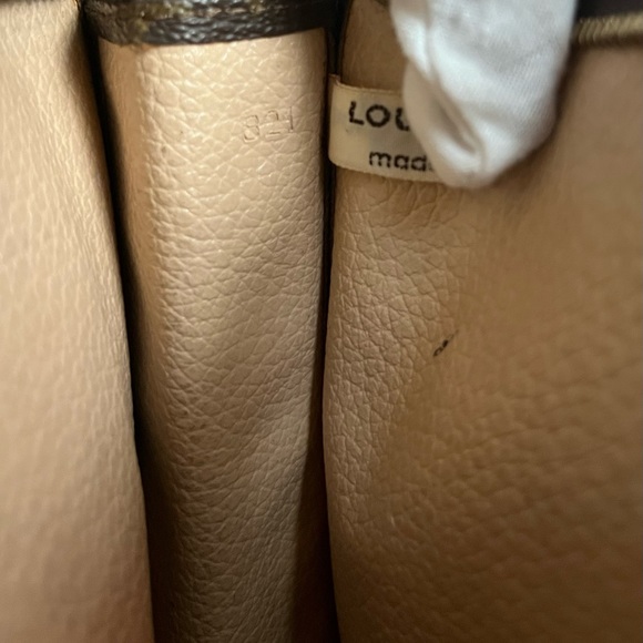 Authentic Louis Vuitton Toiletry 19 in Monogram - Picture 13 of 16